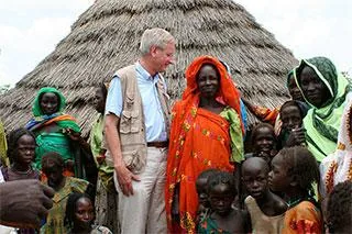 Same photo, resized to 320 pixel width. 33Kb file-size. Not as easy to identify the tall man, even for those of us who know who he is, Sweden's former foreign minister, Carl Bildt.