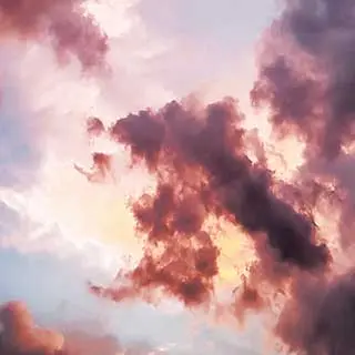 Ett fotografi med ett rosa moln mot himlen som bakgrund