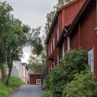 Foto över Noras tätort där det finns trähus. Bland annat målade med faluröd.