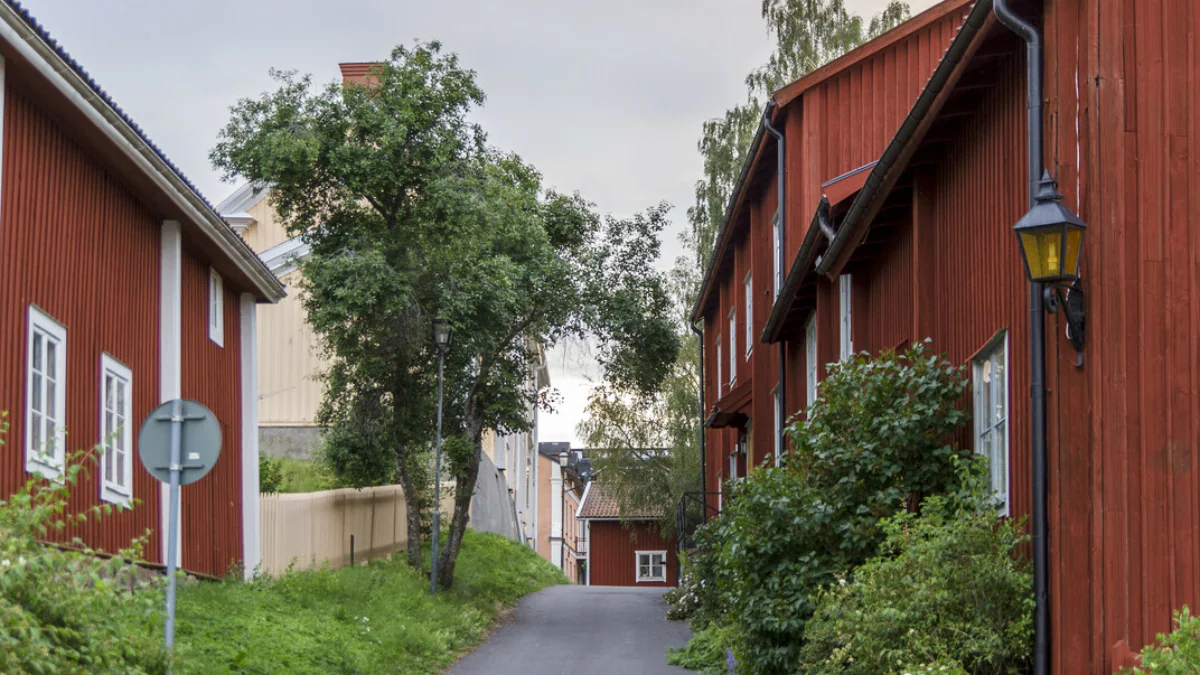 Foto över Noras tätort där det finns trähus. Bland annat målade med faluröd.