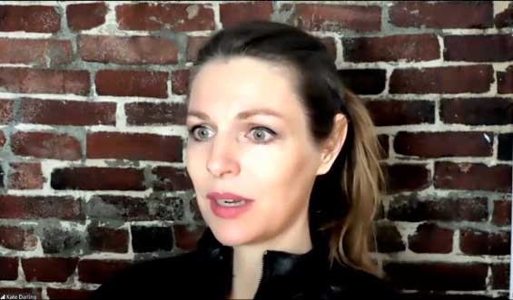 Bild 1: Kate är forskare inom robotetik vid MIT. Vars tidpunkt på morgonen är 3:00 och till råga på allt är gravid. Sicken kämpe!